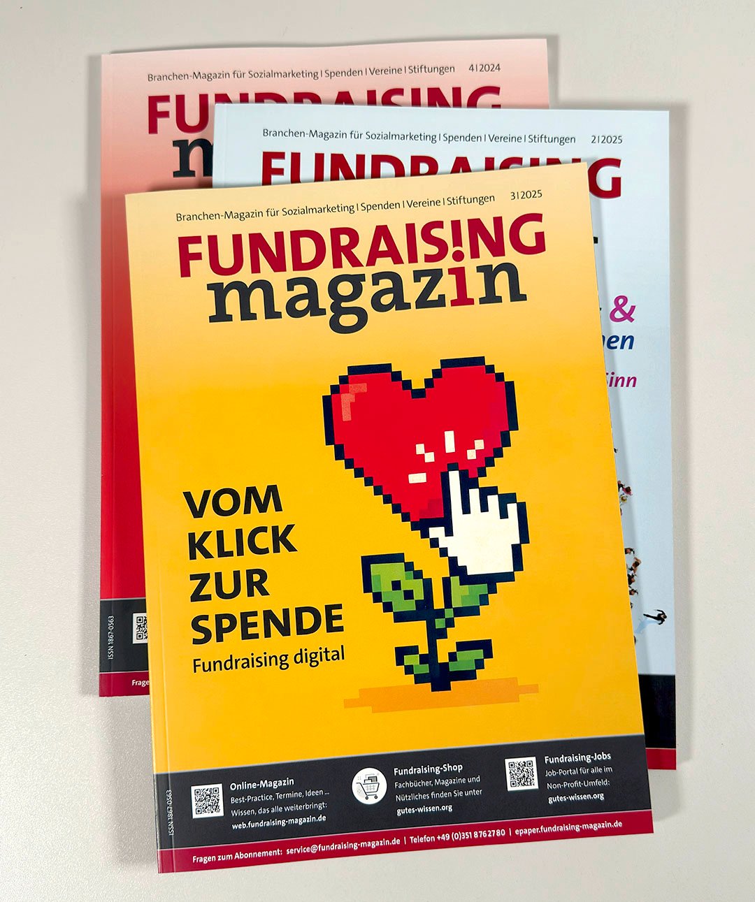 3 Magazine versetzt übereinander